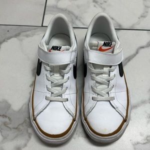 Boys Nike Velcro no tie sneakers